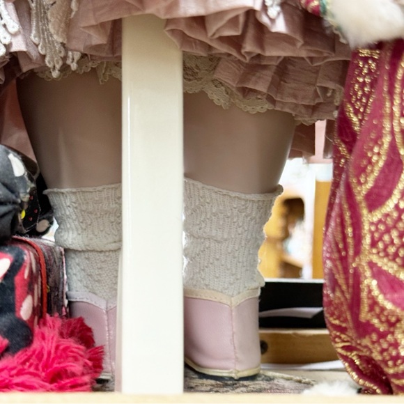 Beautiful Vintage Signed Limited Edition Tall Porcelain Victorian Doll - Picture 9 of 9